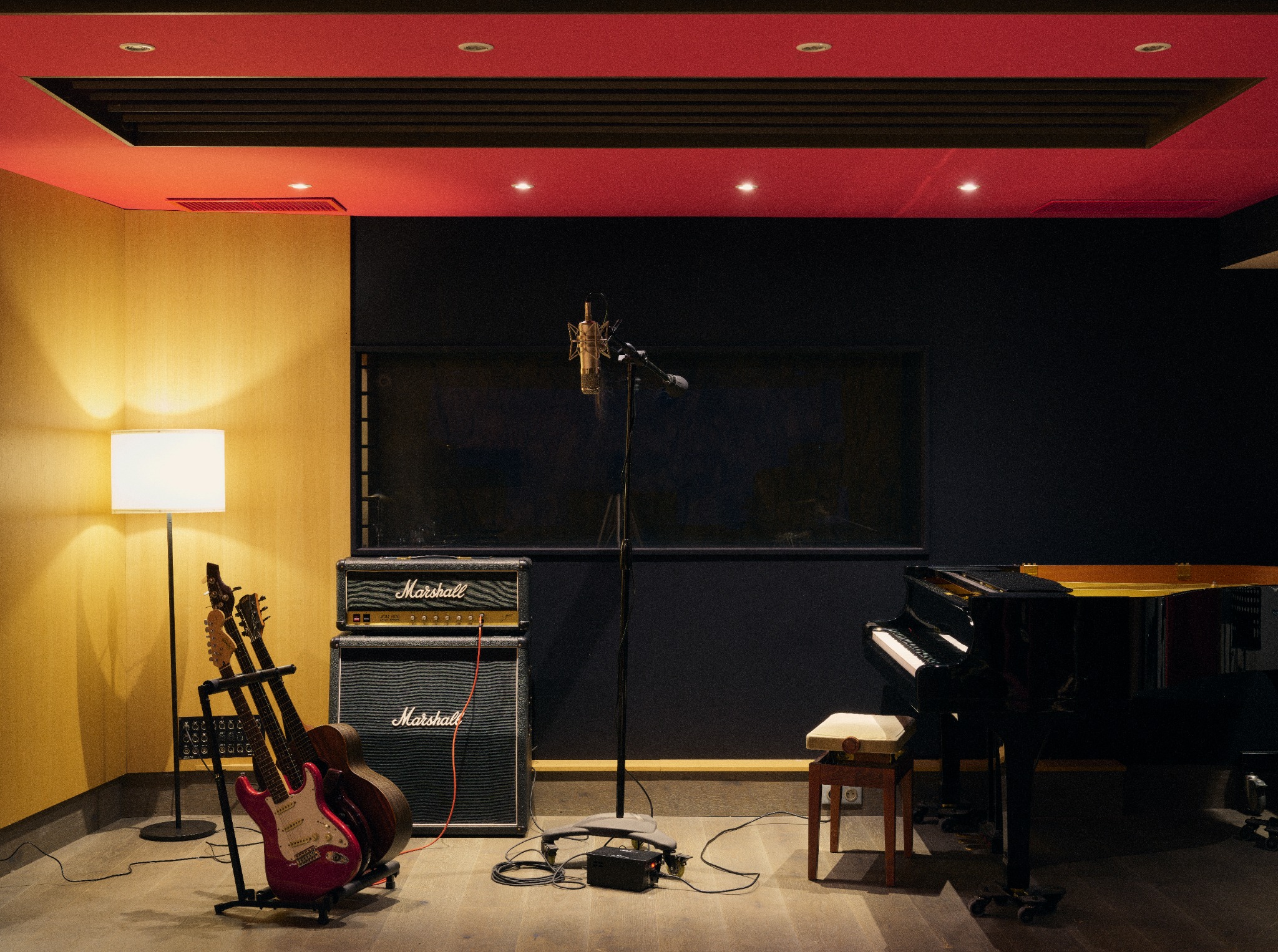 Le studio Octavox, avec son piano, ses guitares et son microphone
